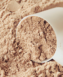 Scoop de Immuno Whey Essential Nutrition, considerado um dos melhores suplementos proteicos para perda de peso