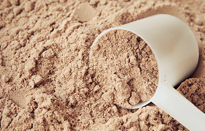 Scoop de Immuno Whey Essential Nutrition, considerado um dos melhores suplementos proteicos para perda de peso