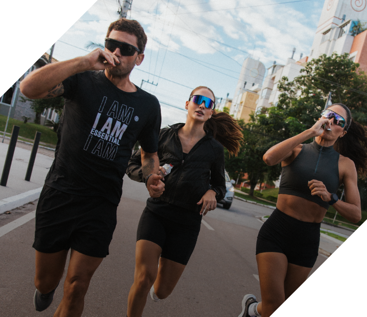 Atletas correndo consumindo Carbo Action Essential Nutrition
