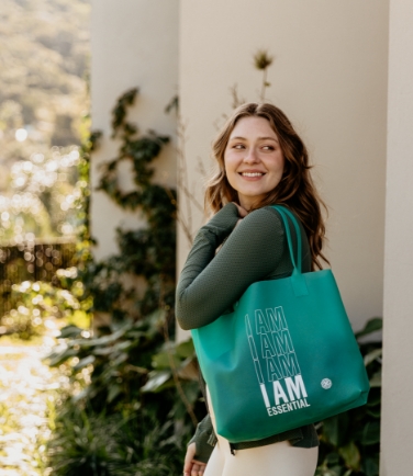 Mulher segurando a bag i am essential