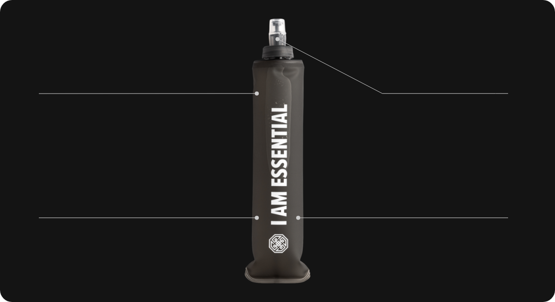 foto da garrafa para corrida da essential nutrition com material livre de bpa e pvc, valvula de vedamento automático, design flexível e capacidade de 350ml