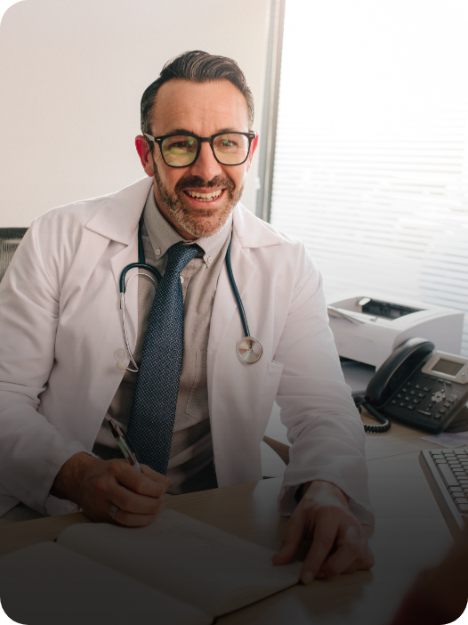 médico feliz ao cuidar da imunidade do seu paciente