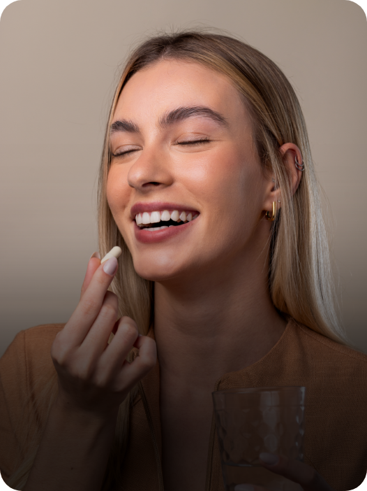 mulher sorrindo ao tomar o própolis verde em cápsula com vitamina c e quercetina, da essential nutrition.